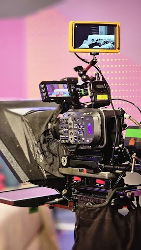 Câmera profissional em set de produção