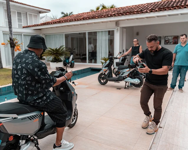 Bastidor de gravação com moto em área externa