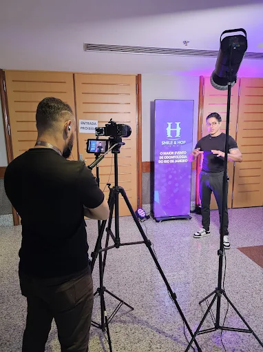 Gravação institucional com câmera e iluminação